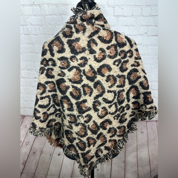 Altar’d State Women’s Shawl Wrap Scarf One Size With Fringe leopard print - Picture 5 of 5
